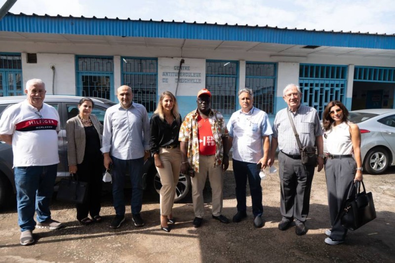 Les membres de l'Ulcm-Abidjan lors de la remise du chèque. (DR)