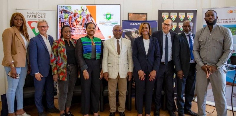 Photo de famille à l’issue de la rencontre, symbole d’un partenariat renforcé entre la Côte d’Ivoire et les professionnels du tourisme français.