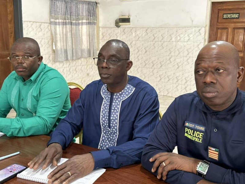 Au centre le 8e adjoint au maire, M. Diabaté Beh