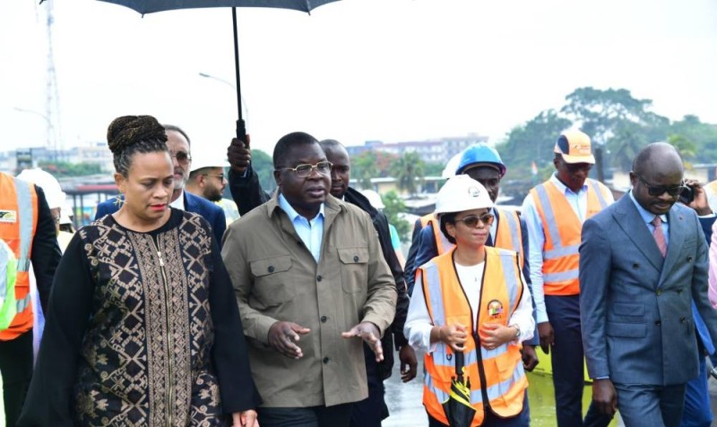 Le ministre Amédé Koffi Kouakou et l’ambassadrice des États-Unis en Côte d’Ivoire, Mme Jessica Davis Ba, inspectent les travaux de l’échangeur du grand carrefour de Koumassi.