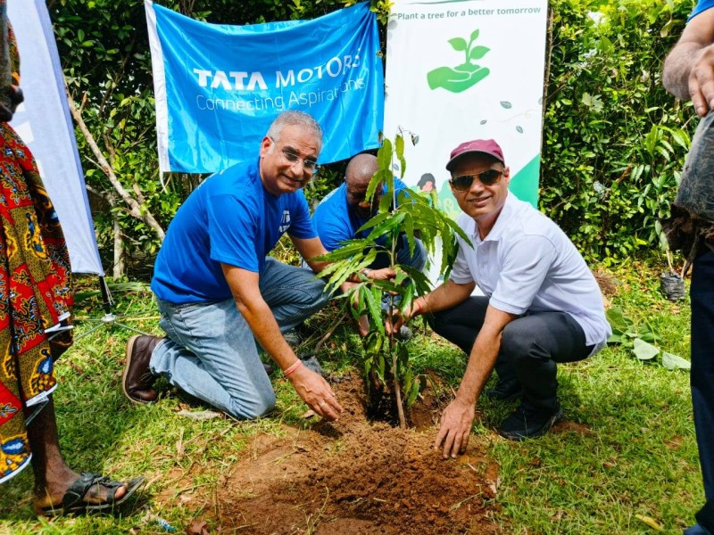 L'ambassadeur de l'Inde à Abidjan(àd), Dr Rajesh Ranjan et Vivek Saraswat, directeur général de Tata africa Côte d'Ivoire. (dr)