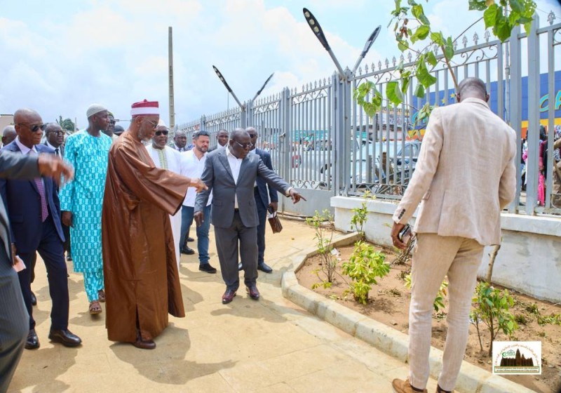 Le Cheikhoul Aïma Ousmane Diakité, en inspection sur le chantier de la Grande Mosquée d’Adjamé, en compagnie du ministre-gouverneur Ibrahim Cissé Bacongo.
