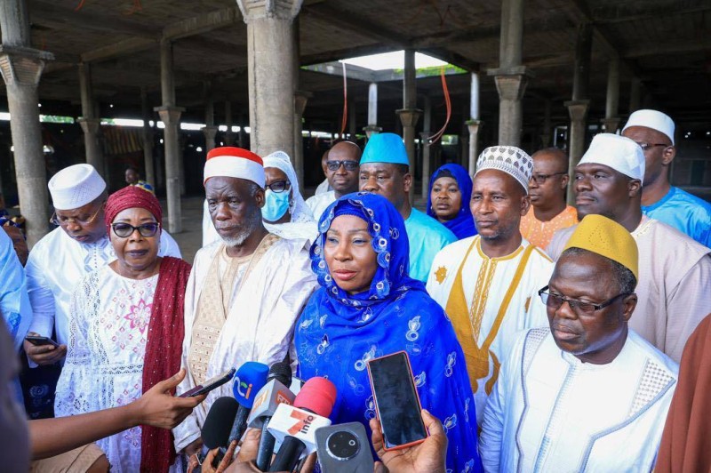 Mme Kandia Camara a prié dans la Mosquée centrale d'Abobo dont les travaux de construction vont reprendre sous peu.