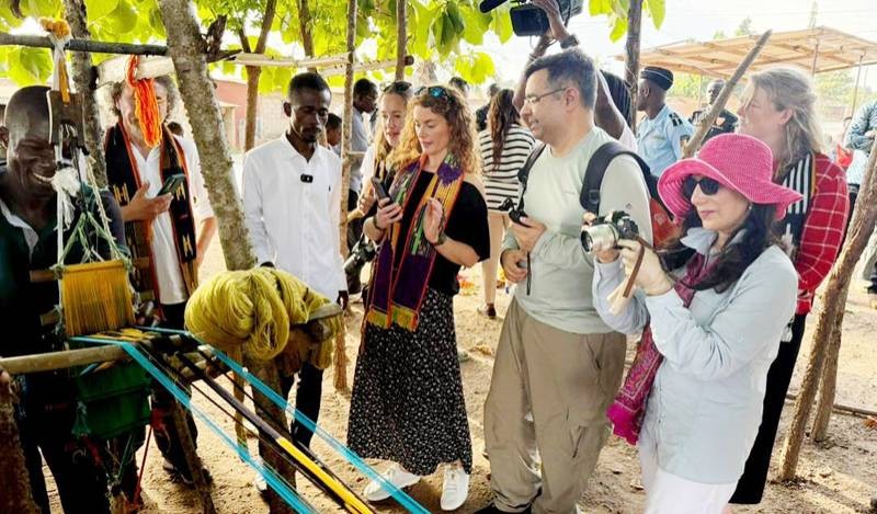 Les hôtes ont été initiés au savoir-faire des tisserands du village de Kondéyaokro. (Ph: Dr)
