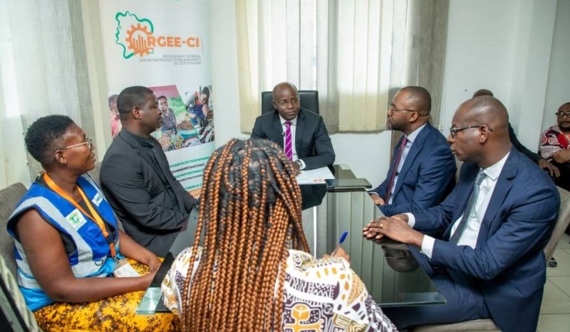 Doumbia Tiékoro (DG Ansat) et le Directeur des moyens généraux de la RTI (2e et 3e à partir de la droite) lors de la séance de travail