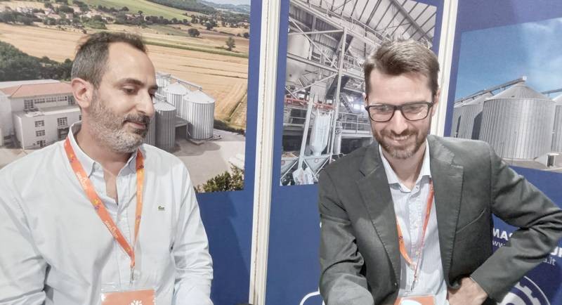 Renaud Vismara et Nataloni Mattia, le représentant de Cimas Afrique (à gauche), ont exposé le savoir-faire italien en matière de machinerie agro-industrielle. (Ph: Dr)