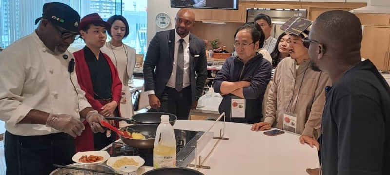 Le chef Gérard Koffi, en pleine activité sous des regards curieux. (Ph: Dr)