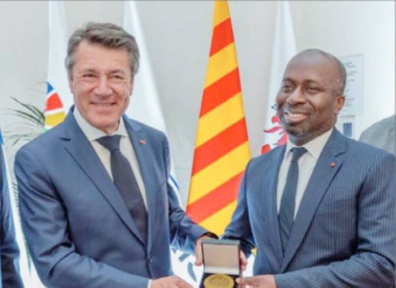 Le maire de Grand-Bassam, Jean-Louis Moulot, reçois une médaille de la ville de Nice, après l'annonce de sa désignation au poste de vice-président de la Coalition mondiale des maires pour l'océan. (Ph: Primature)