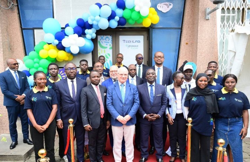 Photo de famille des officiels à l’inauguration du Techlab, le 11 juin 2025 à Abidjan.