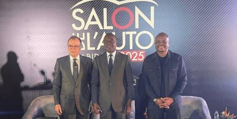 Le ministre des Transports, Amadou Koné (au centre) et les promoteurs du Salon de l'automobile d'Abidjan. (Ph: Dr)