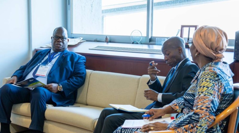Le Ministre Laurent Tchagba en entretien avec le Secrétaire du PHI, Abou Amani, au siège de l’UNESCO à Paris.