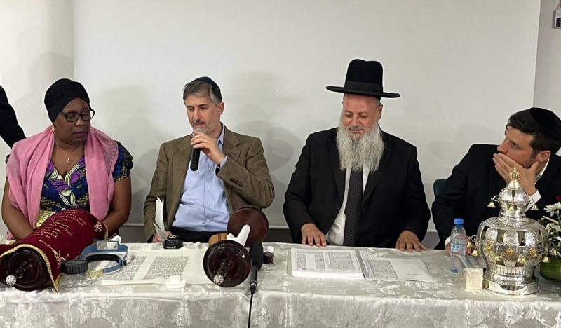 Présentation solennelle de la Sefer Torah, symbole de foi, d’histoire et de transmission spirituelle.