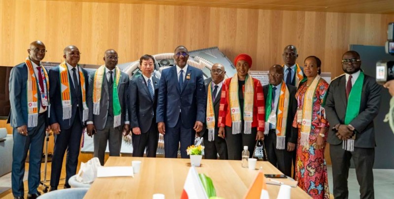Le Ministre du Commerce et de l’Industrie, Dr Souleymane Diarrassouba, entouré de l’ambassadeur de Côte d’Ivoire au Japon, S.E.M. Désiré Wilfran Ipo, du Dr Kaladji Fadiga, Commissaire Général de la section ivoirienne, ainsi que des membres de la délégation iv