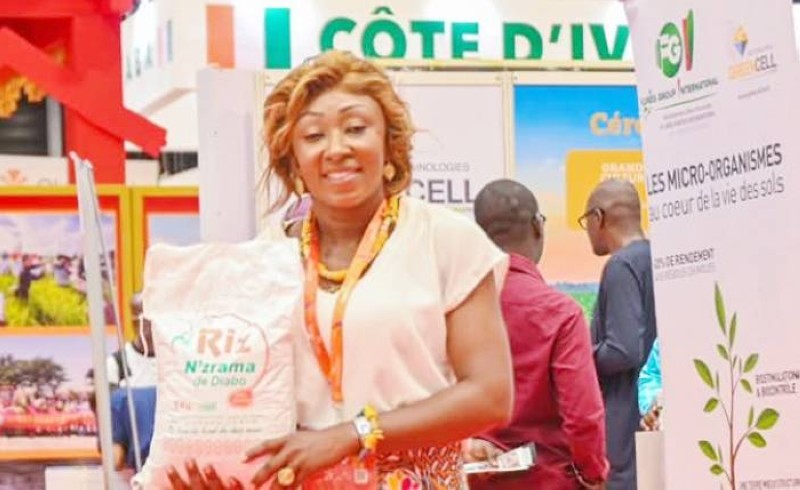 Rebecca Yao, présidente de la société coopérative Diabo Ville Émergente, présentait le riz N'zrama au SARA 2025. (Ph: Dr)