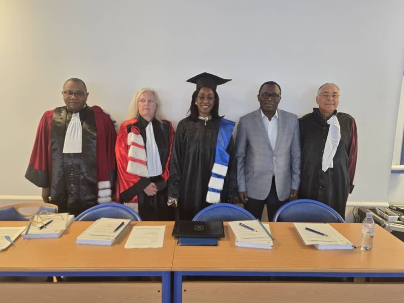 Dr Chantal Fanny entourée des membres du jury à l’issue de sa soutenance de thèse en Administration des Affaires. (DR)