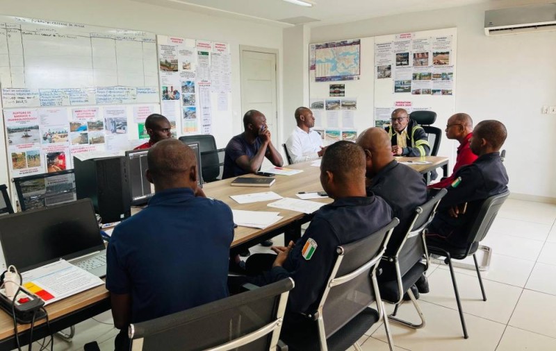 Le DG de l’ONPC, Amankou Kassi Gabin, en pleine séance de travail avec la cellule de veille, au lendemain des inondations à Abidjan.