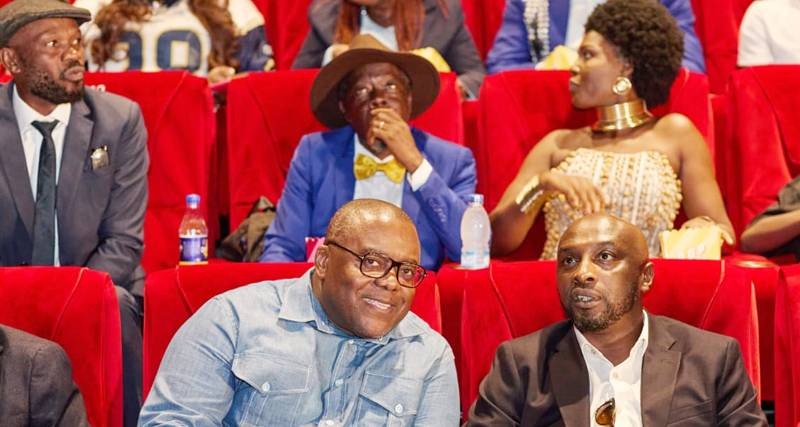 Au premier plan, le directeur général de A+ Ivoire, Michel Mutombo-Cartier (à gauche) en compagnie du producteur-réalisateur, Alex Ogou