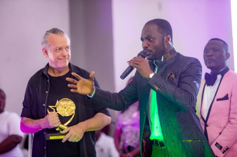 Thierry Ostrini du groupe Exo Eclat (à gauche) en compagnie de Casimir Kouassi, commissaire général du Festival Eclat de Gloire. (Ph: Dr)