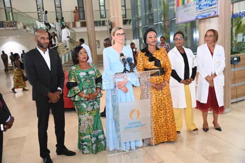 Lauriane Doumbouya, l'épouse du Chef de l'Etat de Guinée (au centre) a visité divers services de l'Hme en compagnie de la ministre Nassénéba Touré. (Ph: Cabinet de la Première dame)
