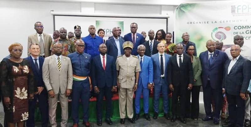 Les autorités et acteurs posent pour immortaliser l'évènement. (Ph: Dr)
