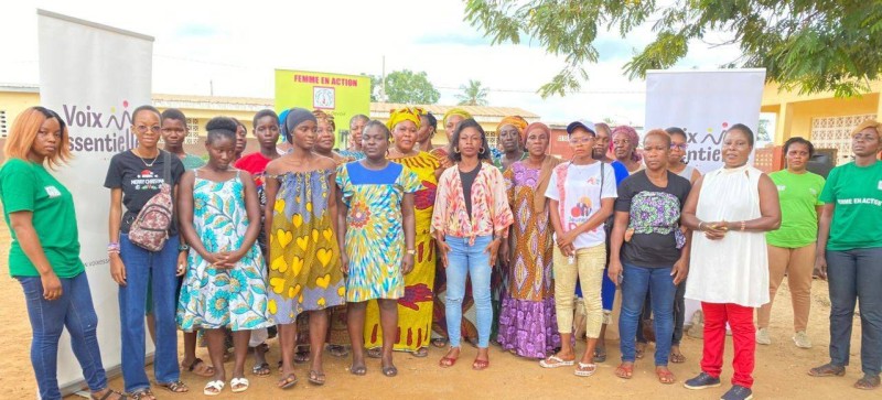 Des participantes attentives lors de la conférence publique sur la dignité menstruelle, organisée par l’ONG Femmes en Action à Divo, dans le cadre du projet "Voix Essentielles". Une initiative pour briser les tabous et promouvoir l'accès à l’hygiène menstruel