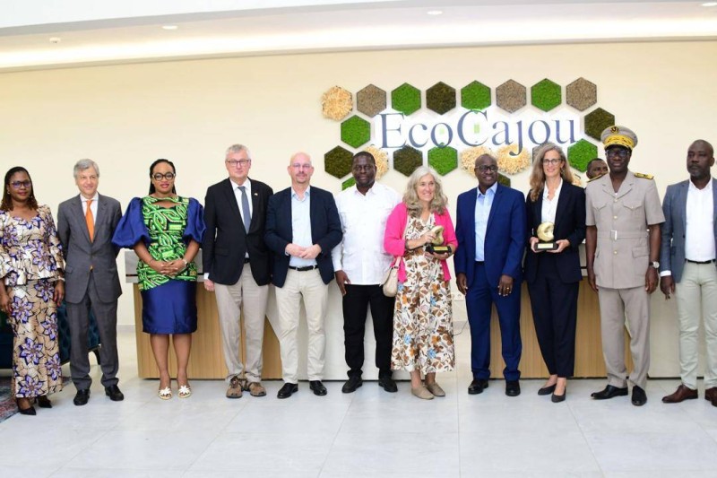 Les ambassadeurs européens, des autorités locales lors de la visite de l’unité de transformation de cajou à Odienné. (Ph: Dr)