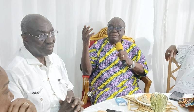 Eugène Dié Kacou (micro en main), 80 ans, s’est dit heureux de la surprise que lui ont faite ses enfants. (Ph: Dr)