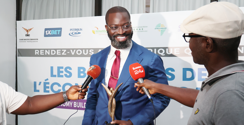 Ismaël Adam Cissé tenant fièrement son trophée