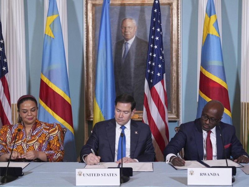 La cheffe de la diplomatie congolaise, Thérèse Kayikwamba Wagner (à gauche), le secrétaire d’État américain Marco Rubio (au centre) et son homologue rwandais Olivier Nduhungirehe (à droite), lors de la signature de la Déclaration de principes, le 25 avril 2025 à Washington. © Jacquelyn Martin / AP
