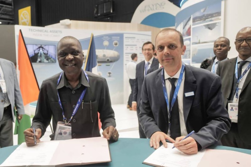 Le ministre des Transports, Amadou Koné (à gauche) lors de la signature. (Ph: Dr)