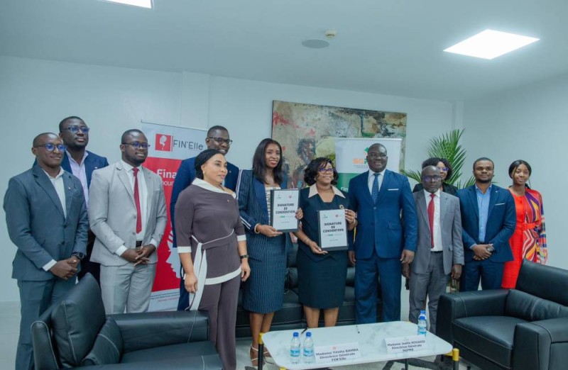 Mme Yénita Bamba et Mme Kouassi Joëlle (avec parapheur) lors de la signature du partenariat le 19 juin à Abidjan.