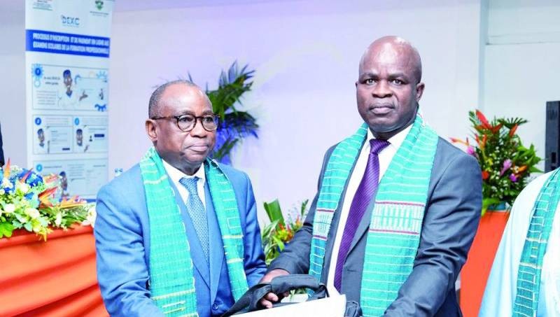 Le ministre Koffi N'Guessan remettant des kits au Dexc, Yéo Donapoho, pour le bon déroulement de ces examens dont le thème est : ''Un dispositif d'évaluation axé sur les compétences pour une meilleure insertion des diplômés. (Ph: Dr)