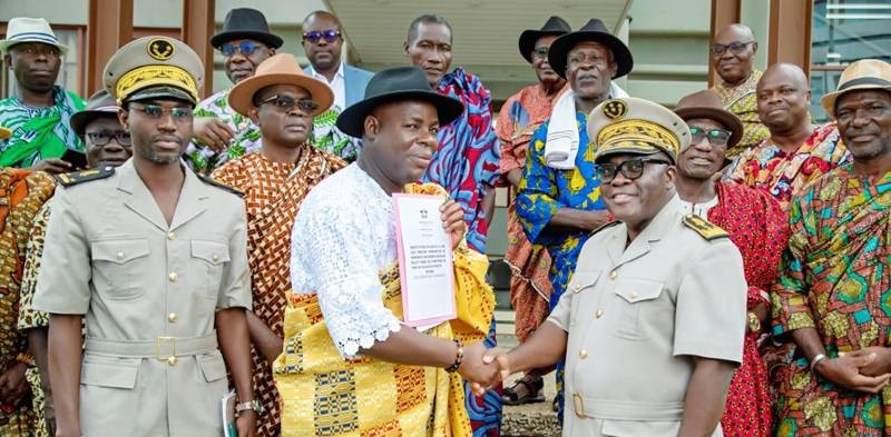 Le chef Ballet Ghislain a reçu des mains du préfet d’Abidjan, Andjou Koua, son arrêté. (Ph: Dr)