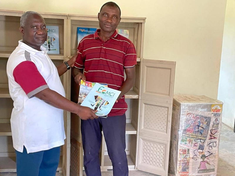 Le donateur, Paulin Nahounou Zobo (à gauche), remettant symboliquement des manuels scolaires au directeur, Angbon Jean Didier. (Ph: Dr)