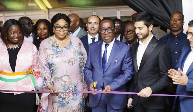 La coupure du ruban symbolisant l'ouverture du Showroom. 