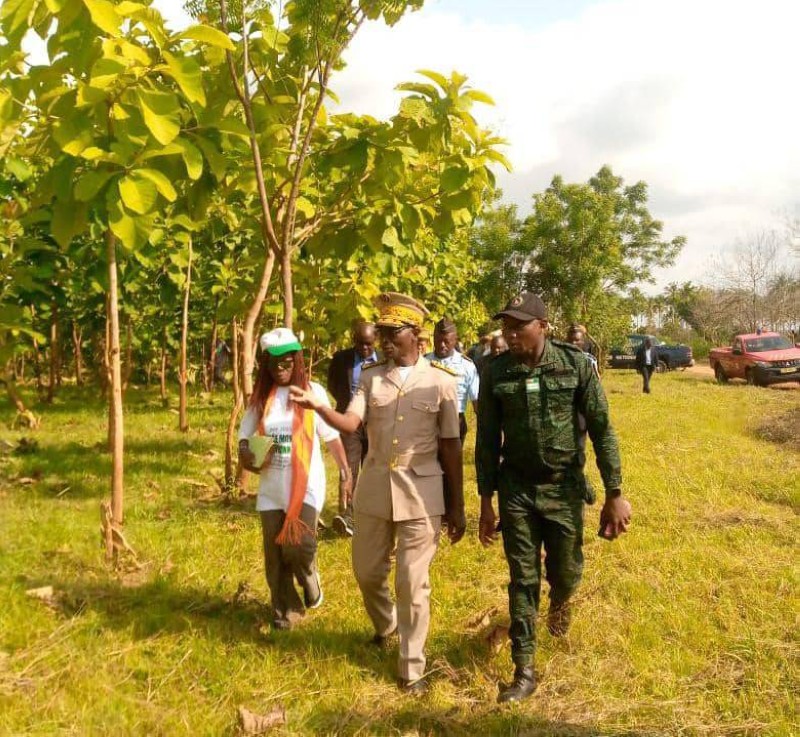La directrice régionale de l’environnement, en compagnie du préfet et d'un agent des eaux et forêts ont visité la forêt de tecks. (Ph: Dr)