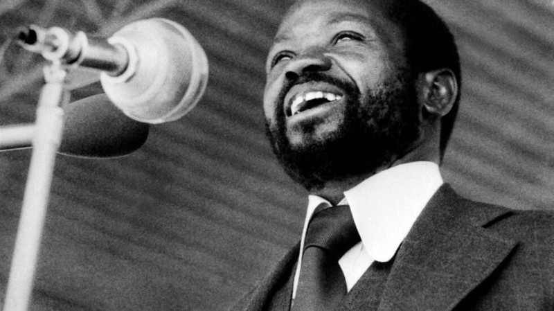 Le président du Mozambique, Samora Machel, s'adresse aux mozambicains rassemblés au stade Machava pour célébrer le premier anniversaire de leur indépendance le 25 juin 1976 à Maputo. © AFP