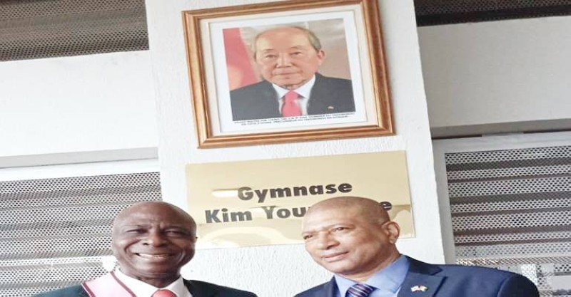 Me Bamba Cheick, à gauche et le Dg du Cscticao, Me Patrice Remarck ont rendu un hommage mérité au grand Me Kim, en haut, sur la photo. (Ph: Dr)