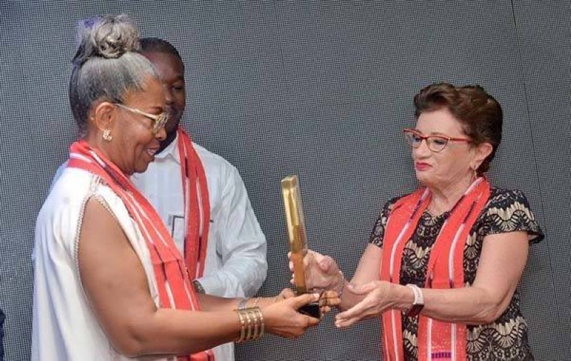 
Gisèle Chatelain remet le prix ivoire 2024 à Azza Filali