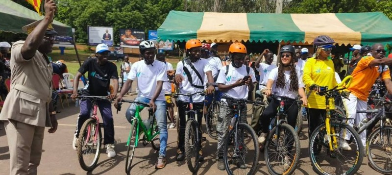 Yasmine Diawara (en jaune) donne les premiers coups de pédale depuis Korhogo, cap sur l’Afrique du Sud. (Ph: Dr)