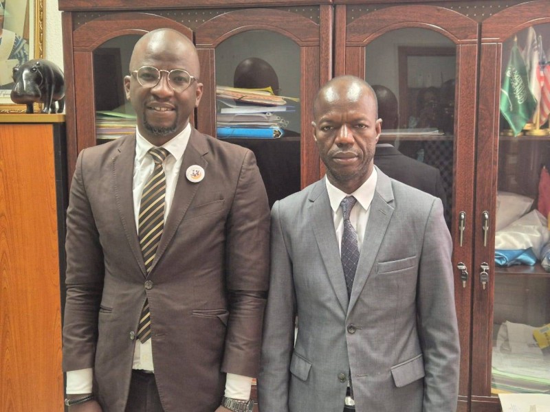 Le chef de cabinet du ministère de l'éducation nationale (à droite) félicite Hamed Dosso pour les actions de son Ong en faveur de l'éducation. (Ph: Dr)