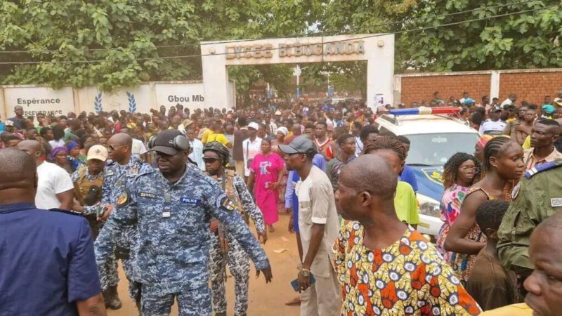 Rassemblée devant le lycée Barthélémy Boganda à Bangui, une foule se masse en signe de deuil, au lendemain de la mort d’au moins 29 élèves dans une bousculade provoquée par l’explosion d’un transformateur électrique, le 25 juin 2025. © Rolf Steve Domia-Leu / RFI