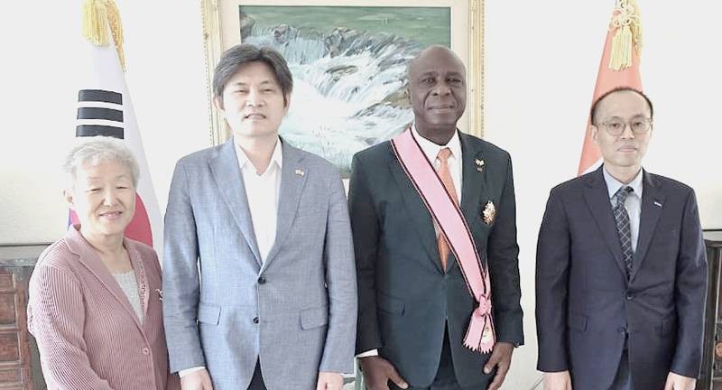 L'ancien président de la Fitkd (2e, à partir de la droite), a été félicité par l'ambassadeur de Corée pour avoir contribué au rayonnement du taekwondo en Côte d'Ivoire et dans le monde. (Ph: Dr)
