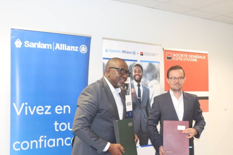 Échange de parapheurs entre Mamadou Koné, Dg de SanlamAllianz (à gauche) et Baptiste Hartz, Dga de Sgci en charge de l'innovation. (Ph: Dr)