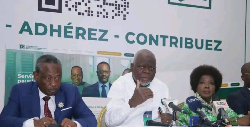 Me Blessy Chrysostome, avocat du parti (au centre) et Brédoumy Soumaïla, porte-parole du Pdci, lors de la conférence de presse.
