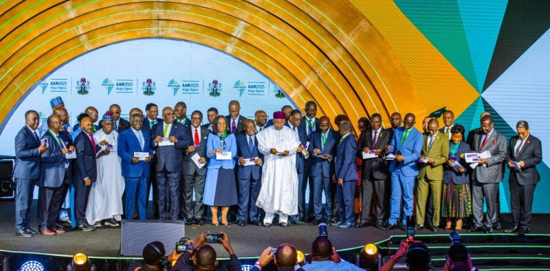Photo de famille des participants aux 32e Assemblées annuelles d’Afreximbank, à Abuja, avec le ministre Moussa Sanogo et l’ex-président Macky Sall (Ph: Afreximbank)
