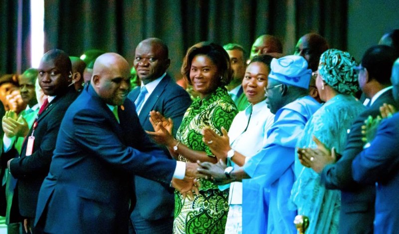 Le Professeur Oramah félicité par le Président du Nigéria sous le regard du Président du Gabon