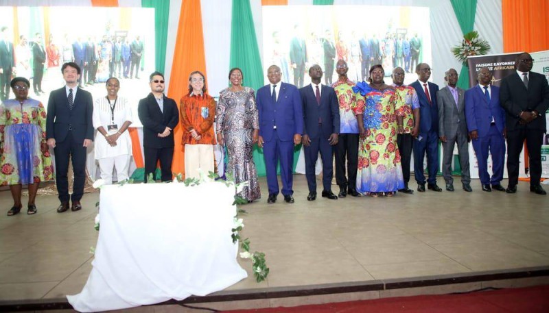 Les officiels, invités internationaux et représentants institutionnels posant pour la photo de famille lors de la cérémonie solennelle d’ouverture des Journées scientifiques 2025.