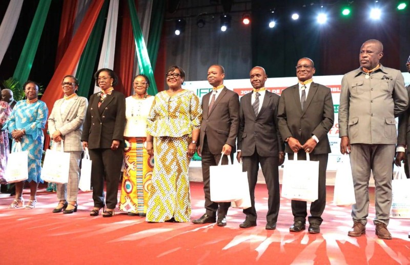 La cérémonie de décoration a été présidée par la ministre de la Fonction publique et de la Modernisation de l’administration, Anne Désirée Ouloto. (PhOTO : Abdoulaye Coulibaly)