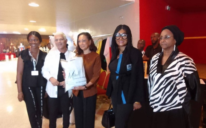 La ministre de la Culture et de la Francophonie, Françoise Remarck, a visité les stands aux côtés de Fatim Sidimé.